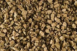 Granuli di Sughero naturale senza impurità, per riempimento di intercapedini già esistenti e di spazi difficilmente raggiungibili, fornisce un buon isolamento termico ed acustico. Mescolato a GRANUFIX, legante-vetrificante, è impiegato per la preparazione di sottofondi per pavimenti; impastato con cemento magro è utilizzato per l’alleggerimento di solai.